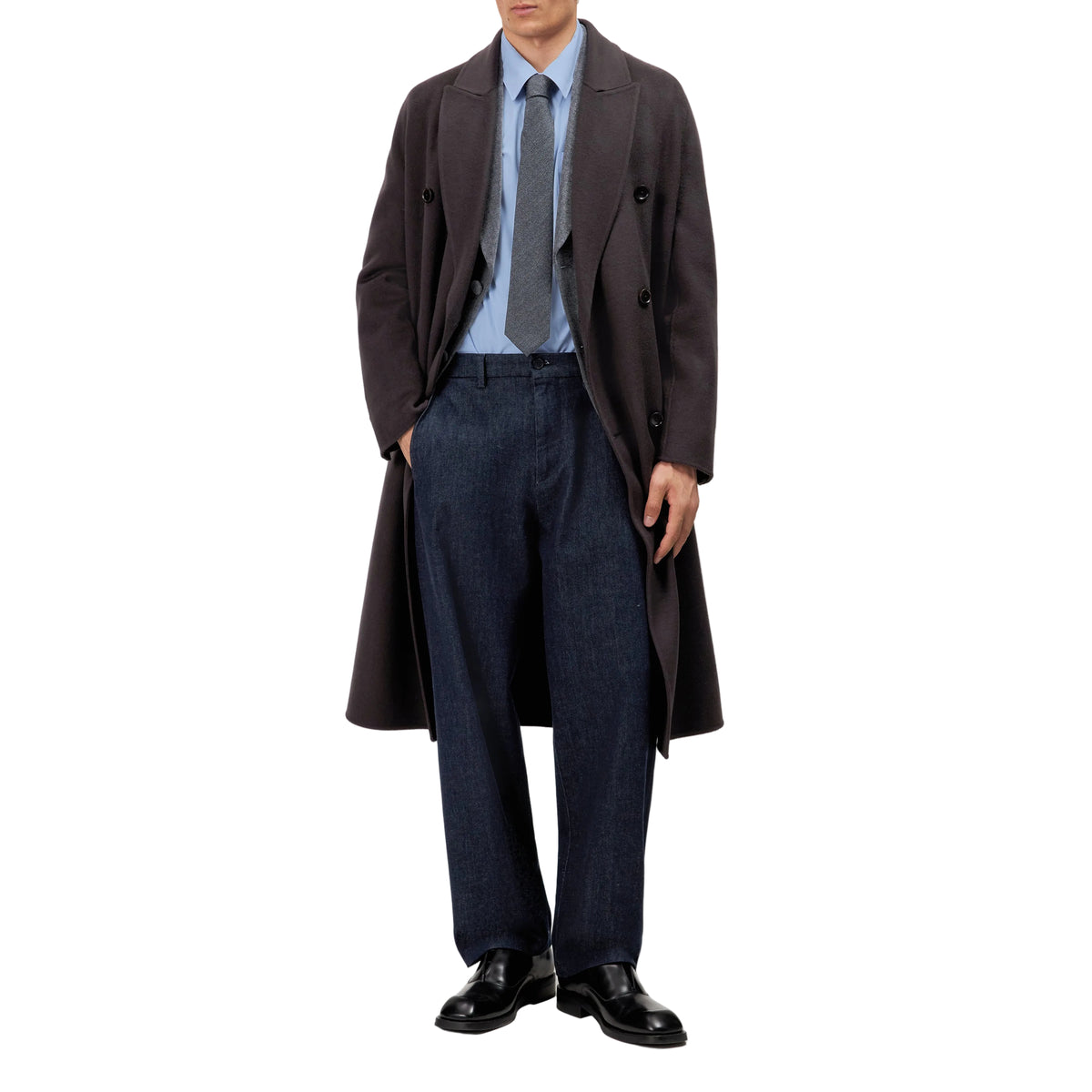 Pantalon en jean Wyaco de Dykorn, porté avec une chemise et une cravate, avec un manteau long 