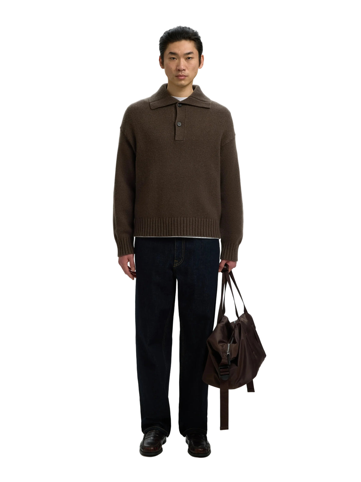 Polo CODY Selected en maille Turkish Coffee, en pied