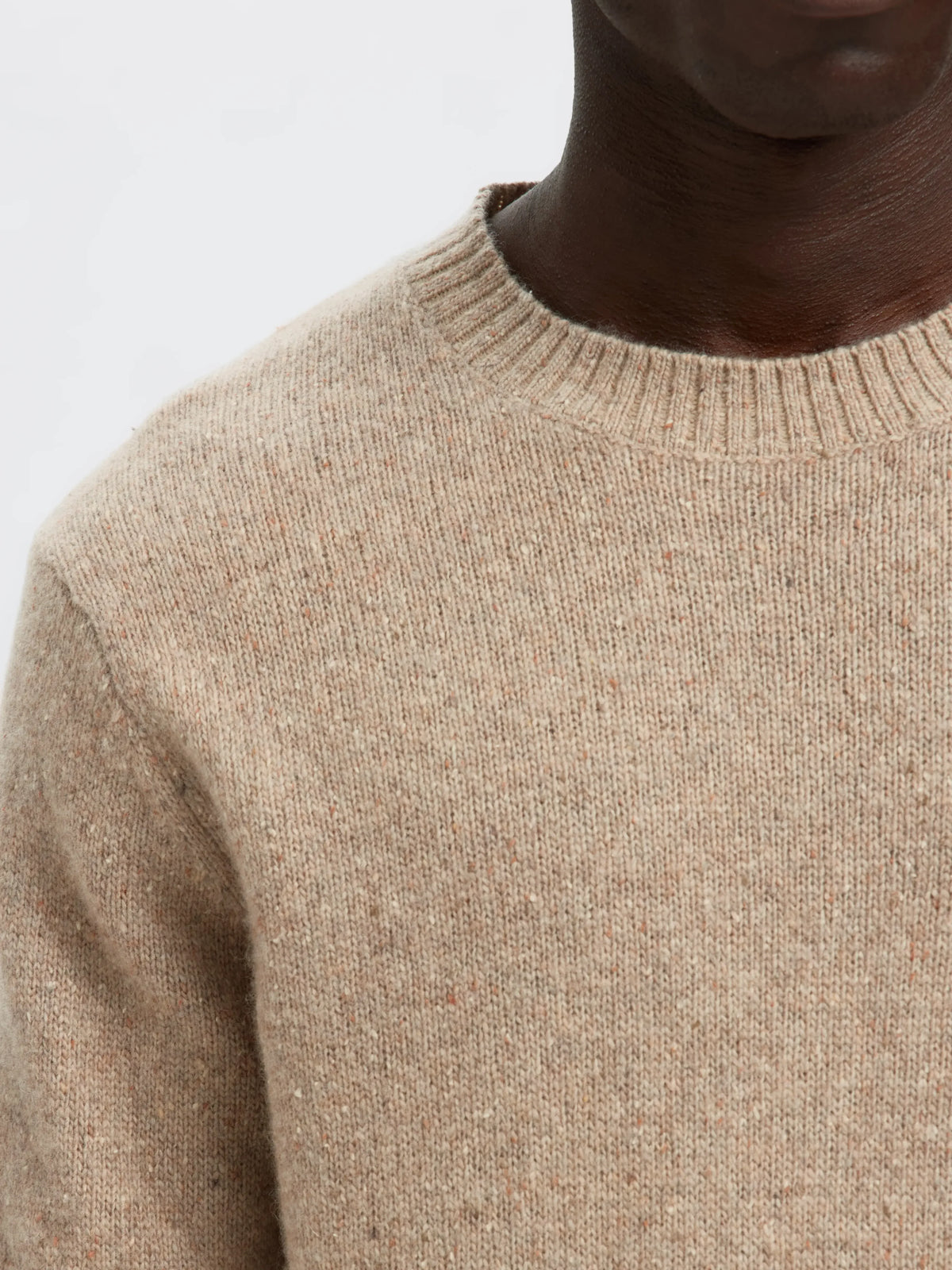Pull Neil Selected en laine, coloris Oatmeal Neps, détail de la maille